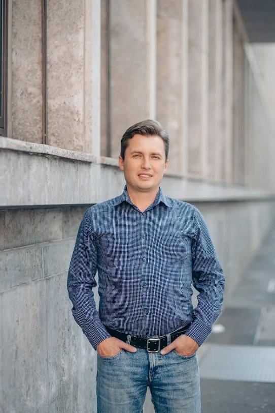 Ein Bild, das Gebäude, draußen, Person, stehend enthält.

Automatisch generierte Beschreibung